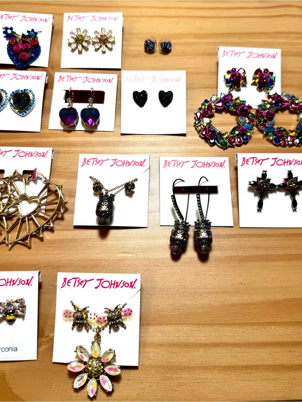 16 Sets of Authentic Betsey Johnson Jewelry: Earrings, Necklaces, Matching Pairs - Picture 4 of 14